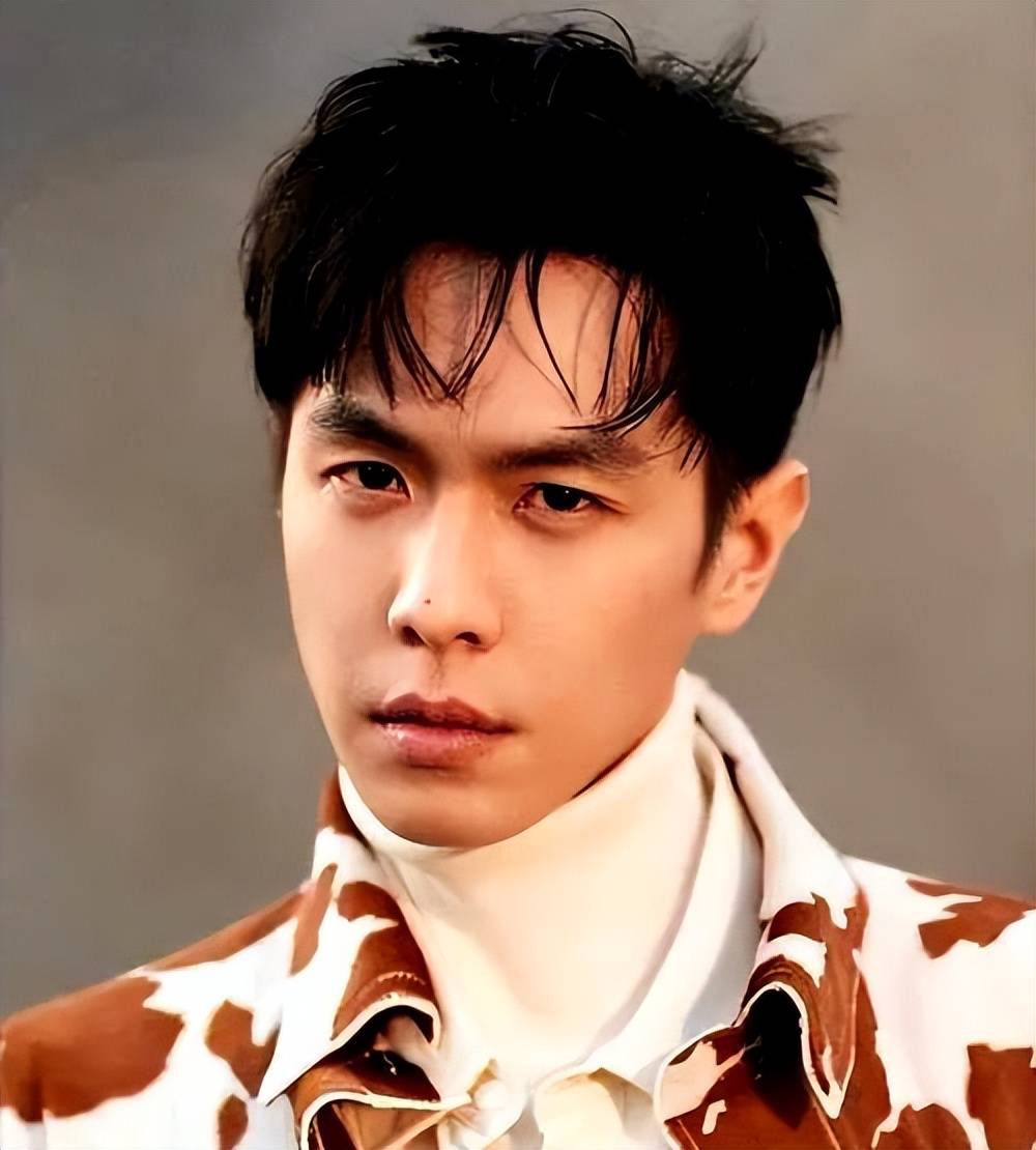 张若昀对唐艺昕的爱细腻而深沉,他在微博上写下关于唐艺昕的备忘录,唐