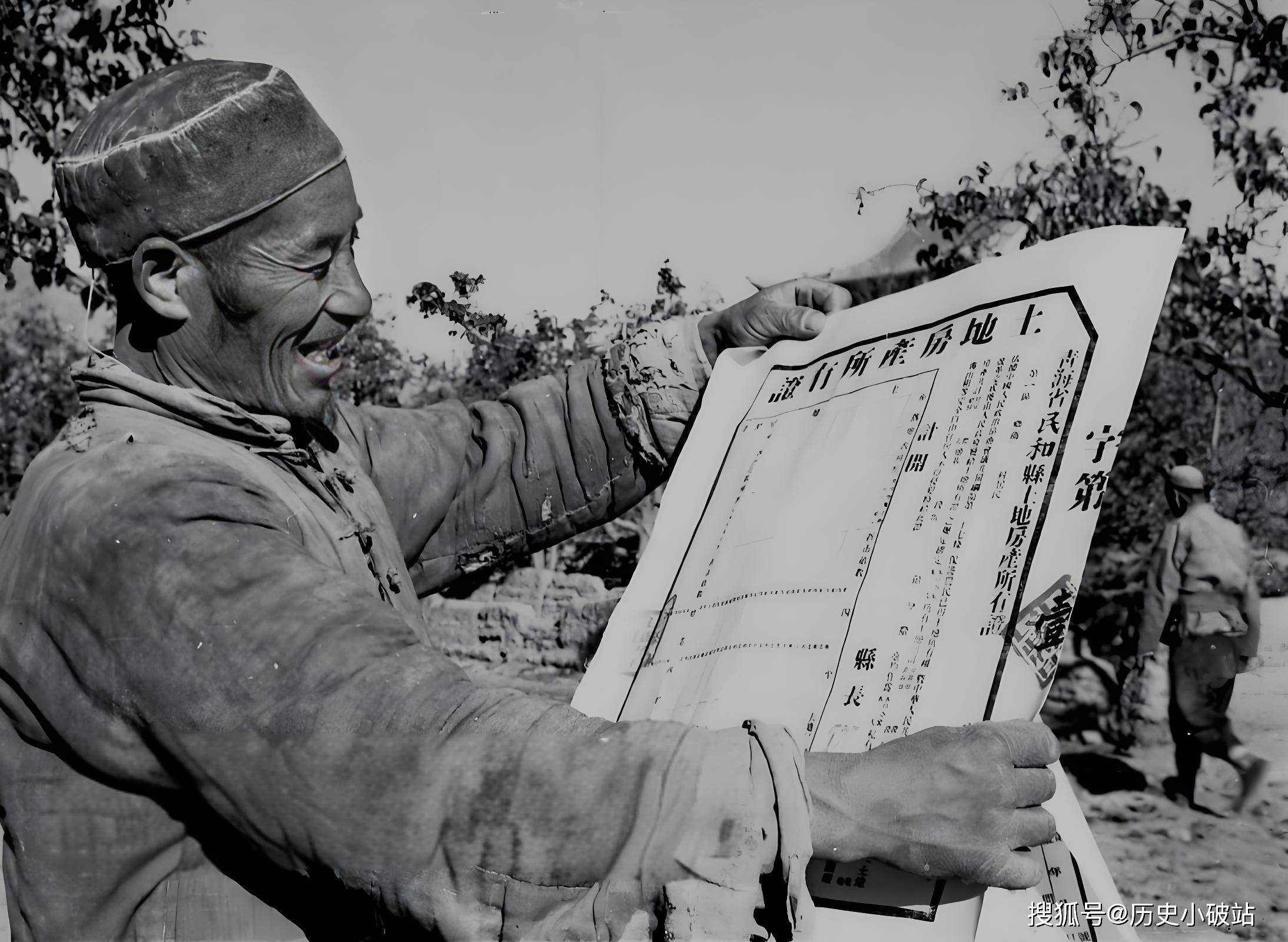 1950年6月,江西省瑞金地区土改工作队队员正在向农民宣传土地改革法