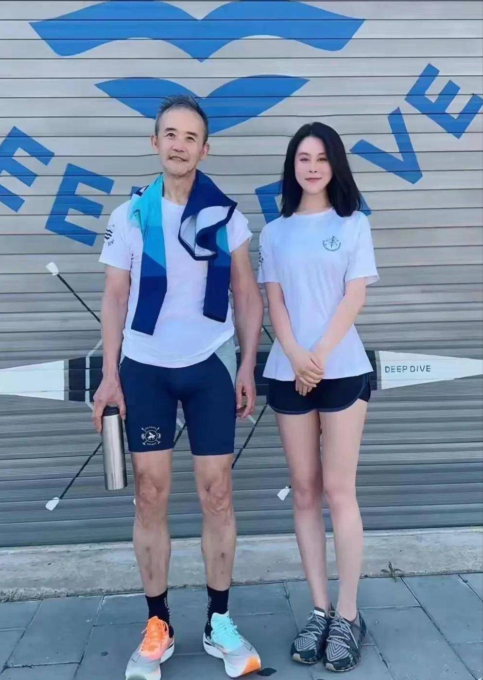 73岁王石仍想折腾,看眼神还是心有不甘,小30岁娇妻也无可奈何