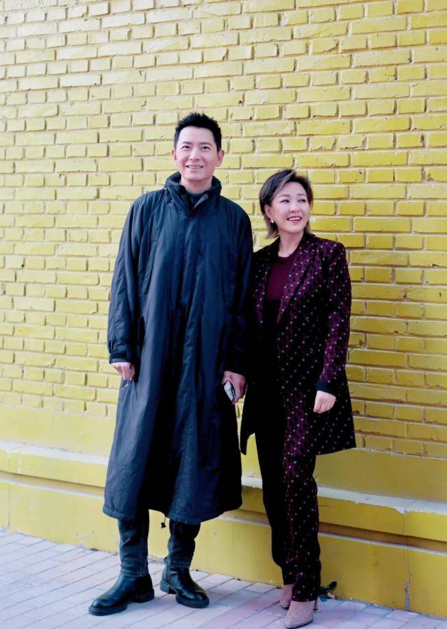李静与戴军合体露面,54岁戴军老态明显,眼皮耷拉双眼皮变单眼皮