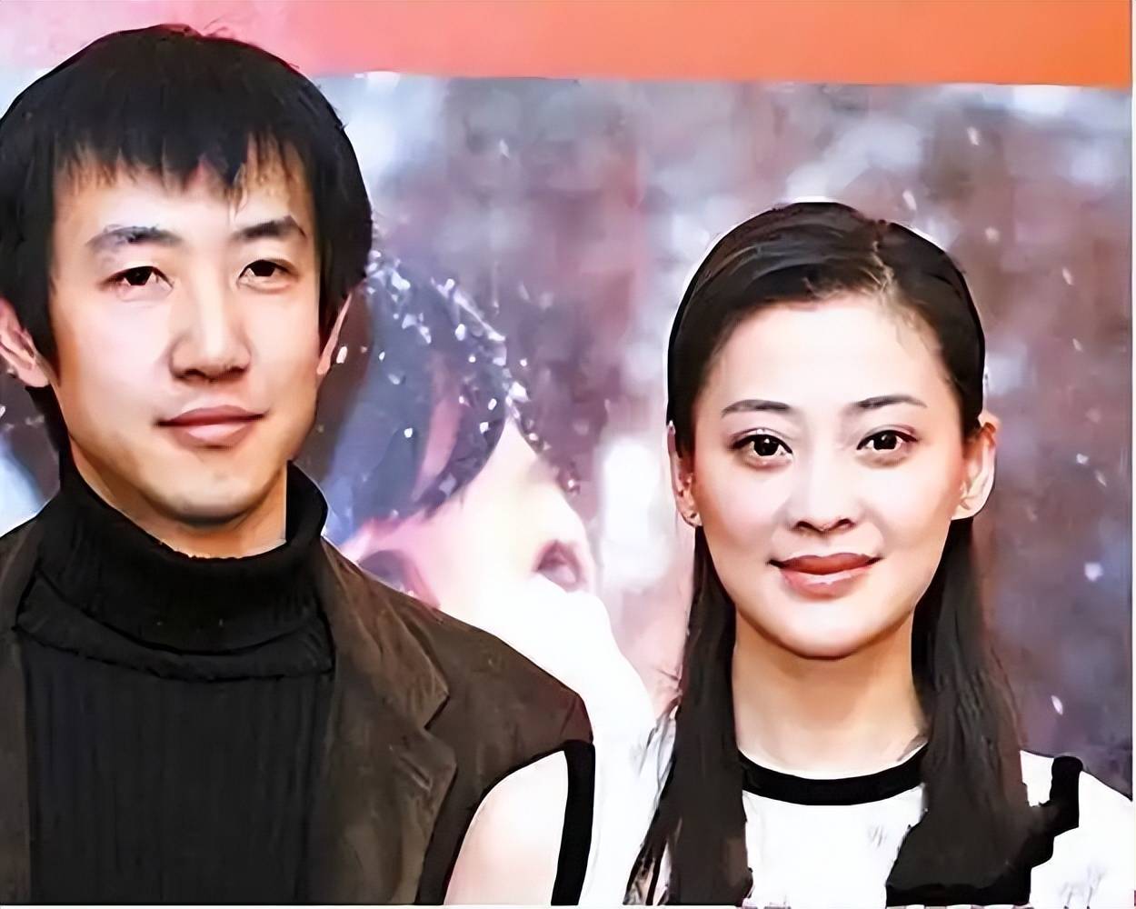 和小15岁妻子结婚生子,过上人生巅峰的生活.