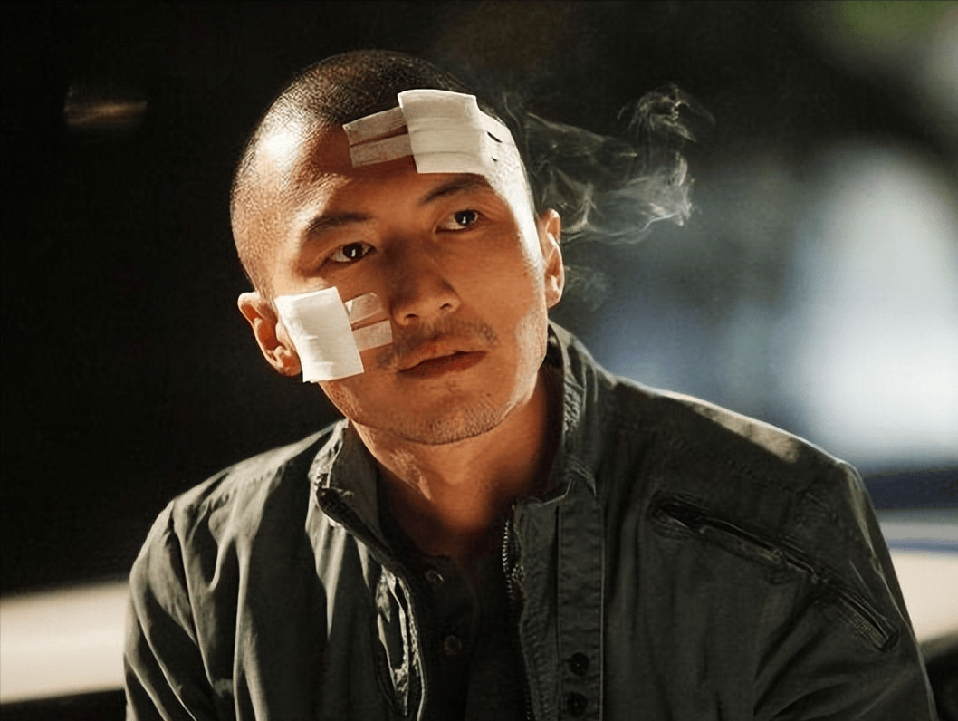 当然,要说起入狱明星里,受伤最严重,也是最冤的一位,莫过于明星谢霆锋