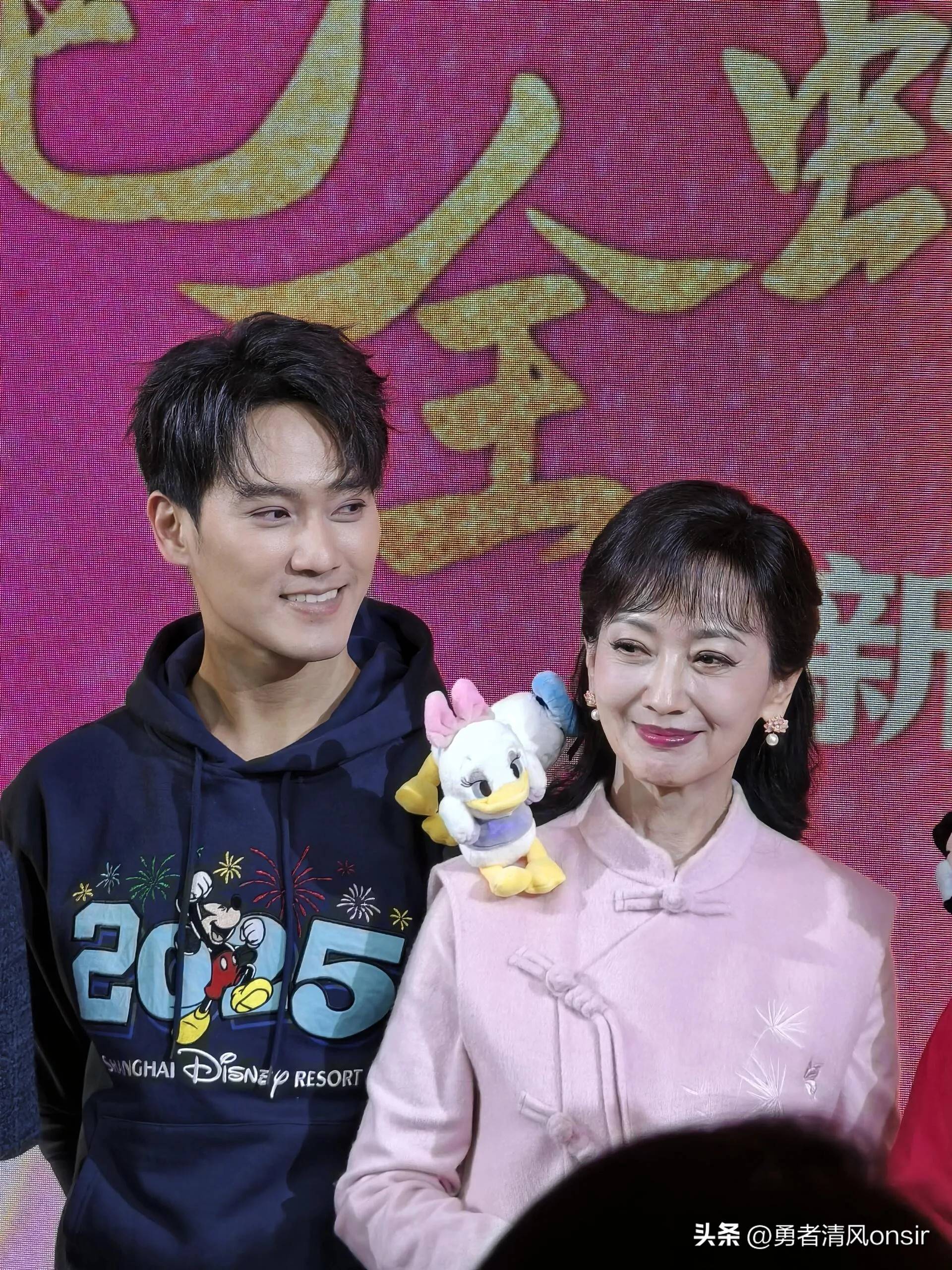 71岁赵雅芝和儿子同游迪士尼,黄凯杰长相帅气,母子同框似姐弟