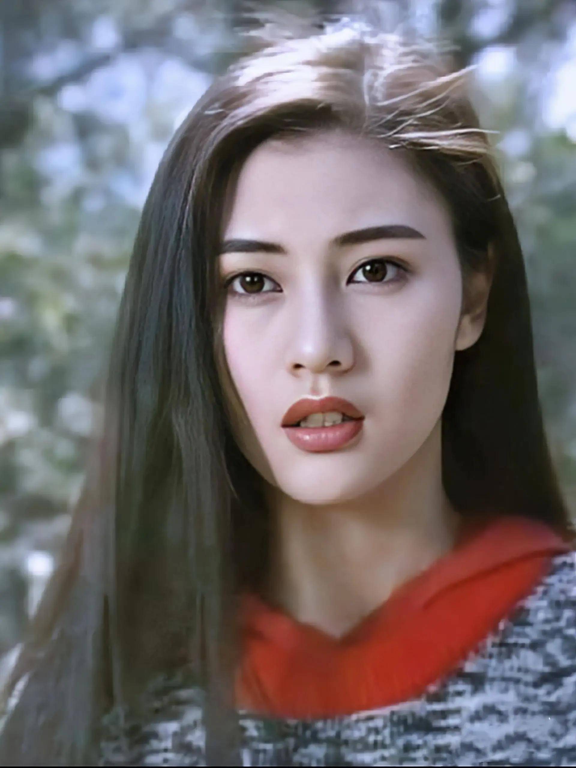 54岁李嘉欣近照曝光!露温柔浅笑,和众多富婆合影个个风韵犹存