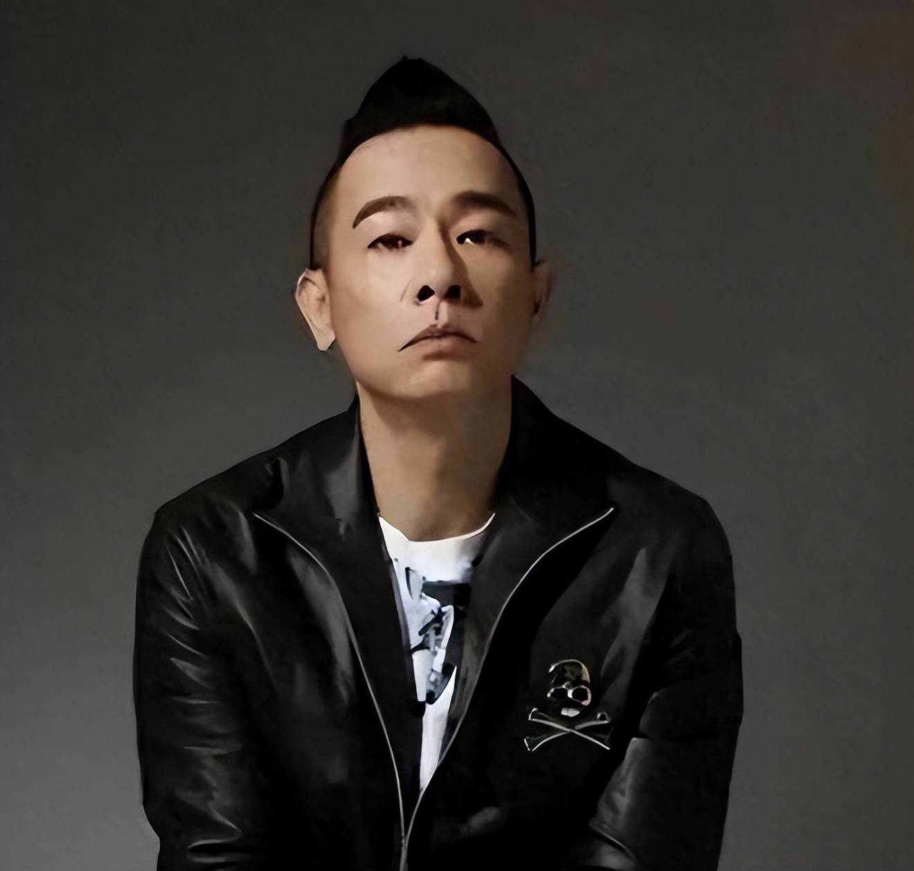 陈小春近照曝光!在长沙面馆吃面配大蒜惊呆粉丝,被男孩喊哥哥