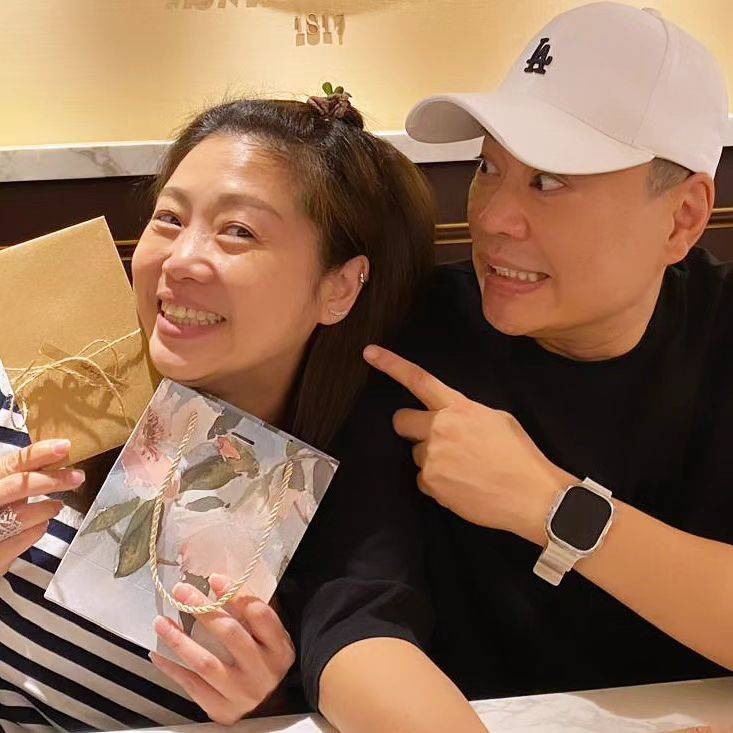 58岁梅小惠晒亲密合照!与阮兆祥40载友情深,男方曾许50岁未嫁便娶之约
