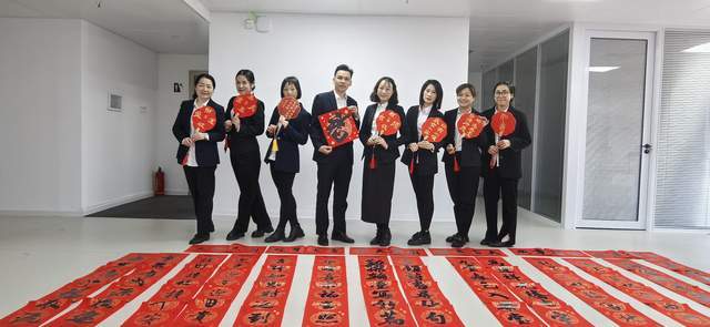 华安保险广西分公司开展“巳巳如意，春节送福，家风传递”送春联主题党日活动
