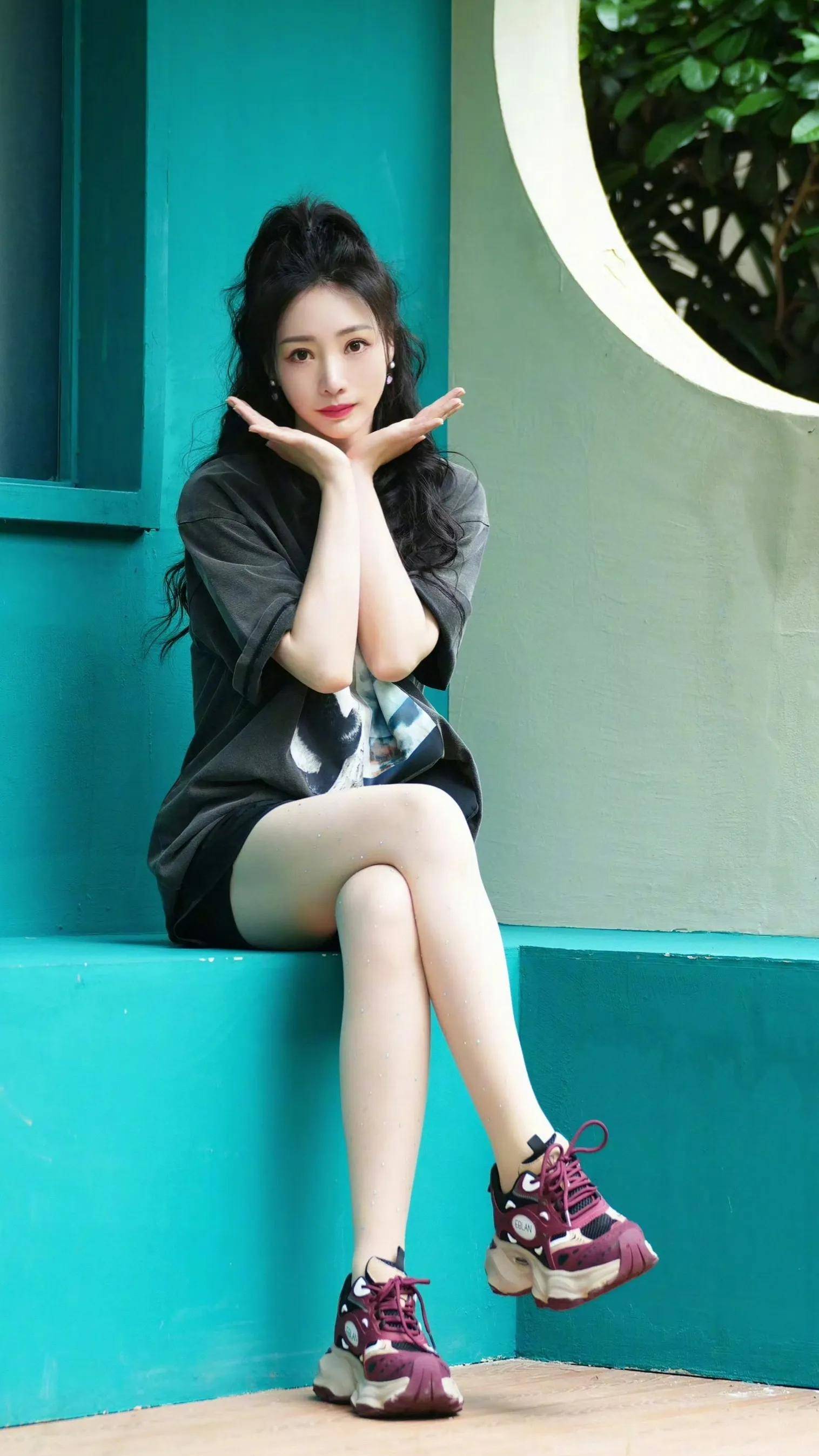 柳岩这几天被骂的挺狠的,也不知道是真是假,但并不影响我看腿