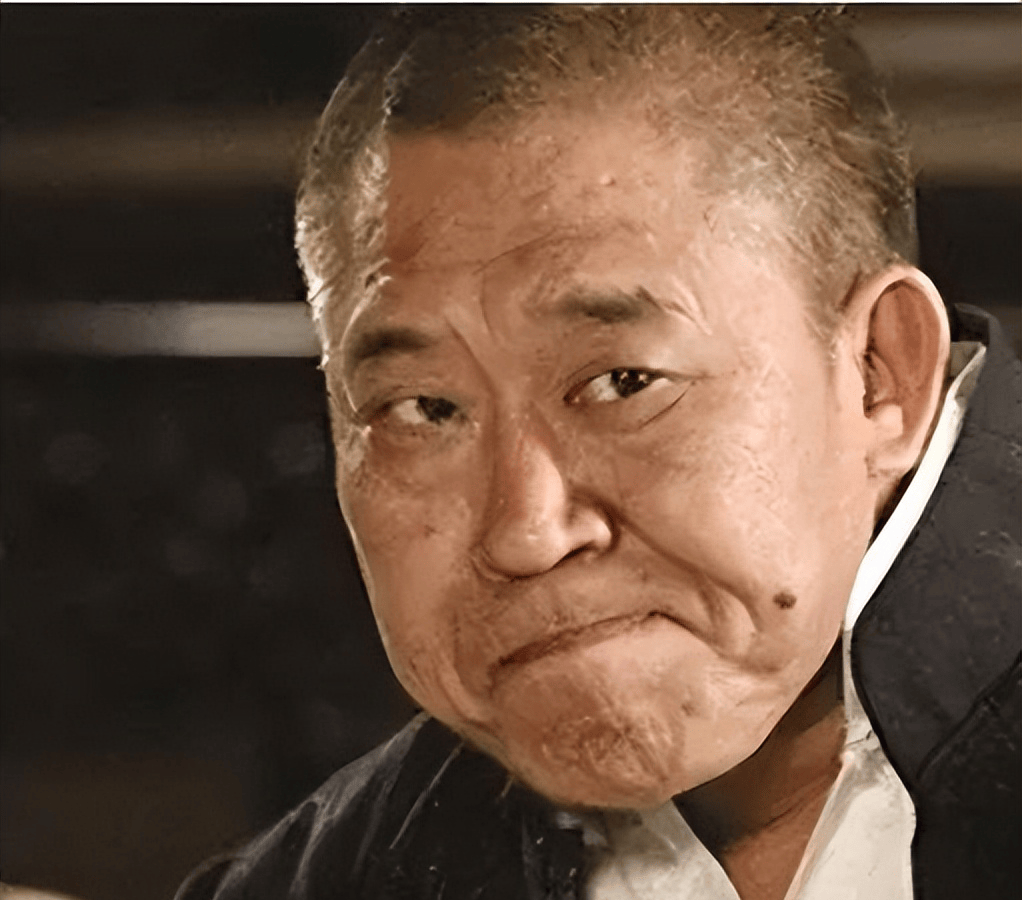 他在《大宅门》中饰演的无赖韩荣发,狡黠的眼
