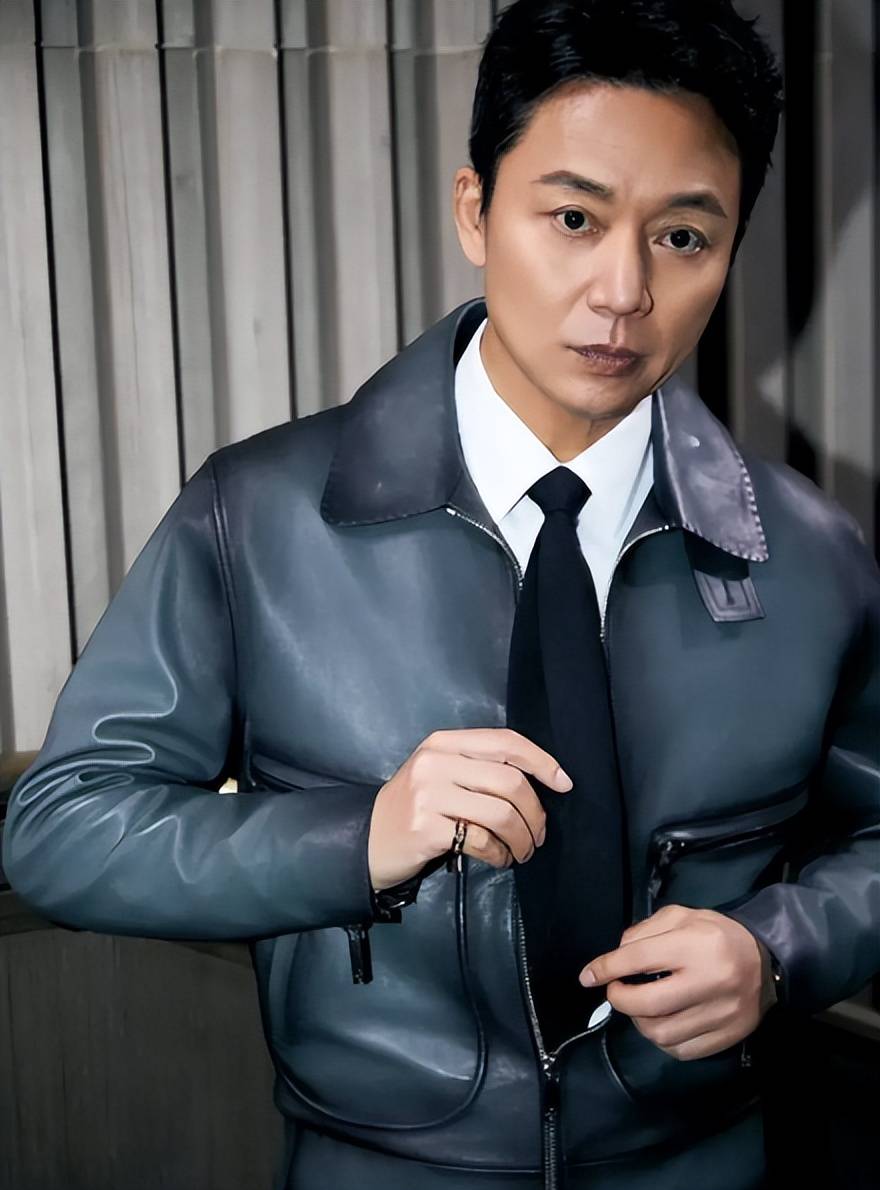 演员刘奕君带着儿子再婚中年得女后与儿子一起将她宠成公主