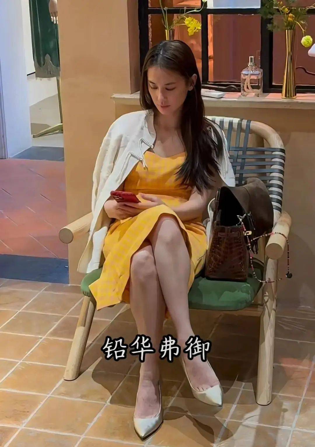 黄圣依回上海带妈妈购物亲妈头发花白老了好多用心给她挑服饰