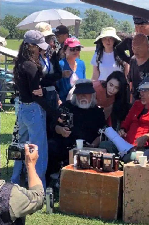 张纪中异国过年，家庭责任引热议，春节不停工，张纪中美国拍戏家庭事也不少