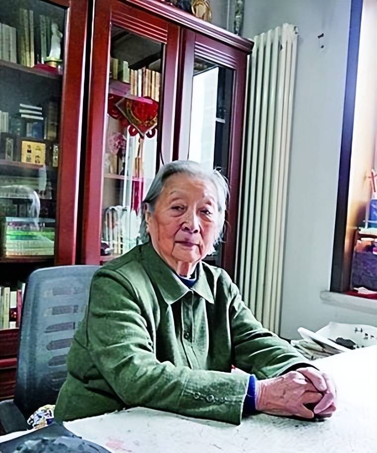 著名演员师伟:接连痛失儿子,丈夫,女儿,染霜的玫瑰带泪开