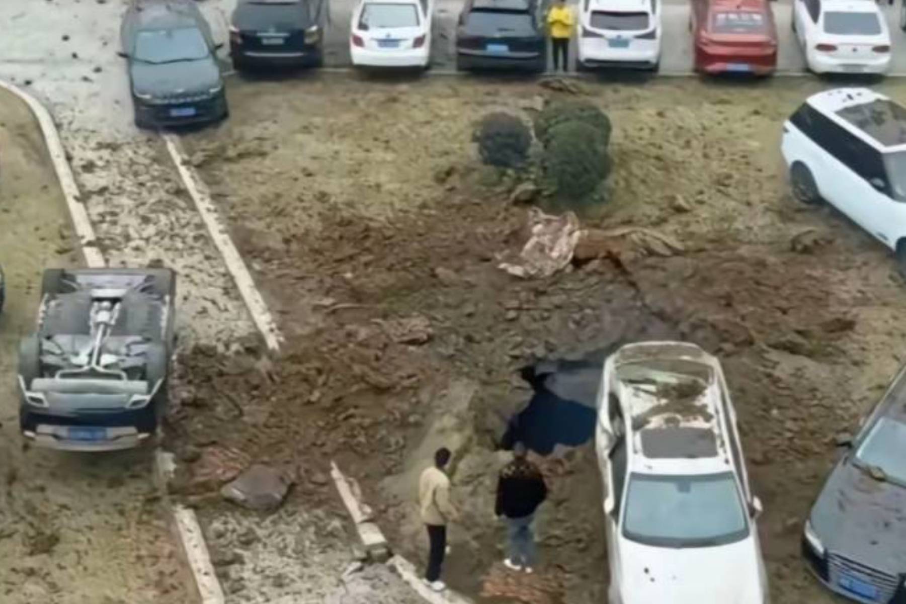 “放炮小孩哥”:一场惊天动地的“鞭炮大战”与全民大讨论_孩子_大事件_瞬间