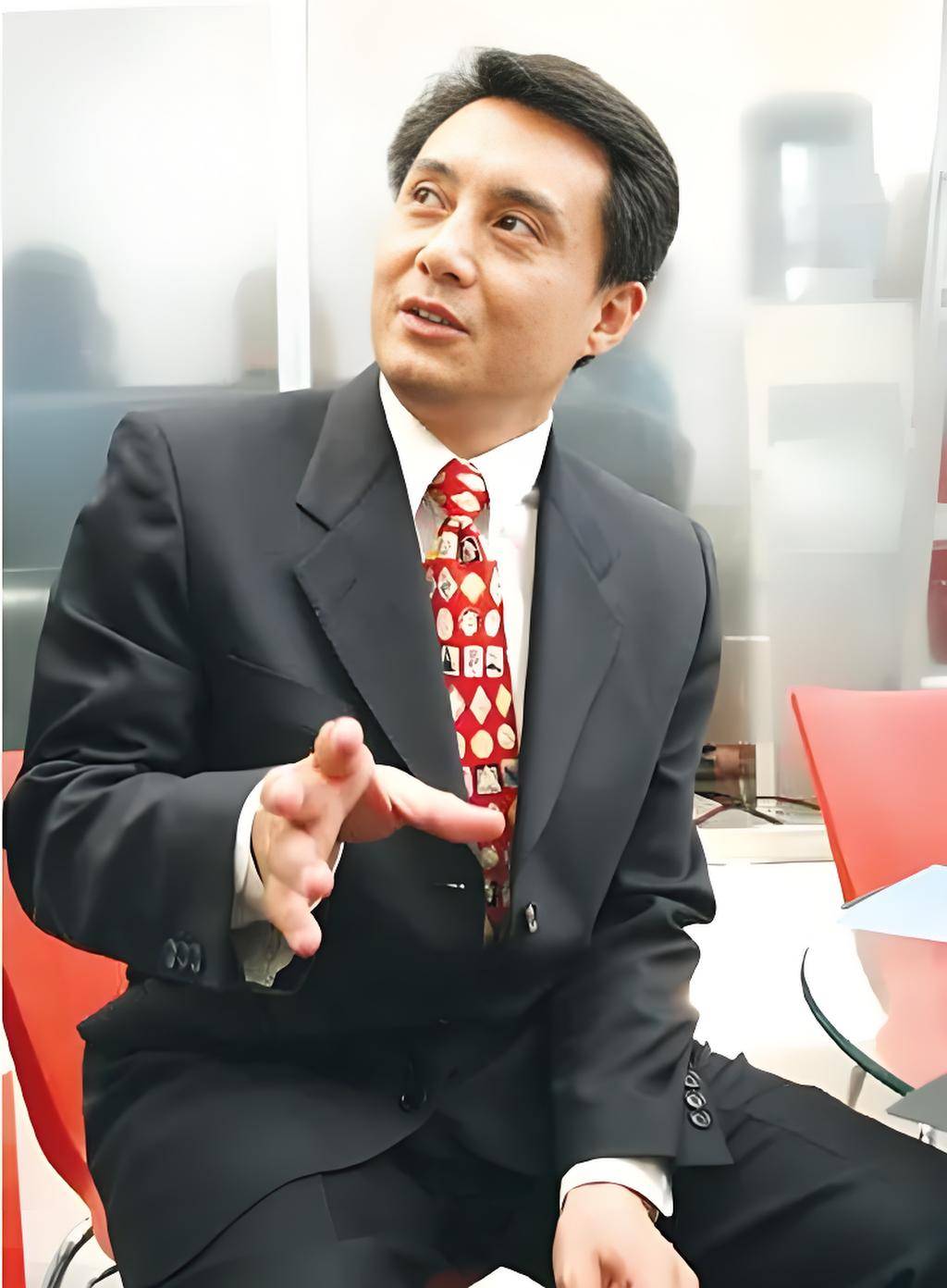 殷新与王伯昭离婚33年,她再婚嫁洋丈夫,他多次想投西湖自杀