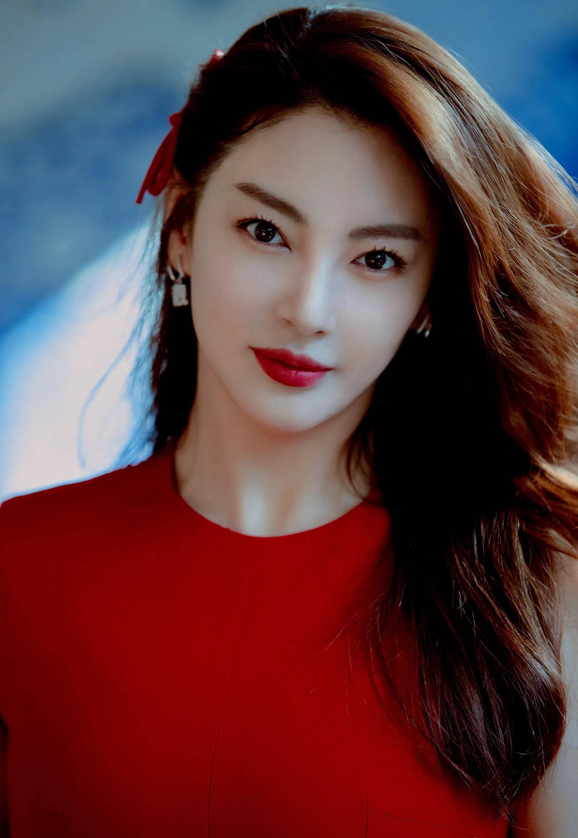 外表是仙女,私下里却是"老烟枪"的10位女明星,刘亦菲出人意料