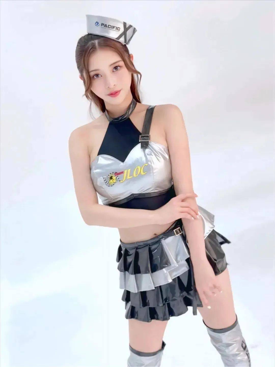 该说不说,小姐姐的颜值确实很高她的腰肢纤细得盈盈一握,仿佛春日里