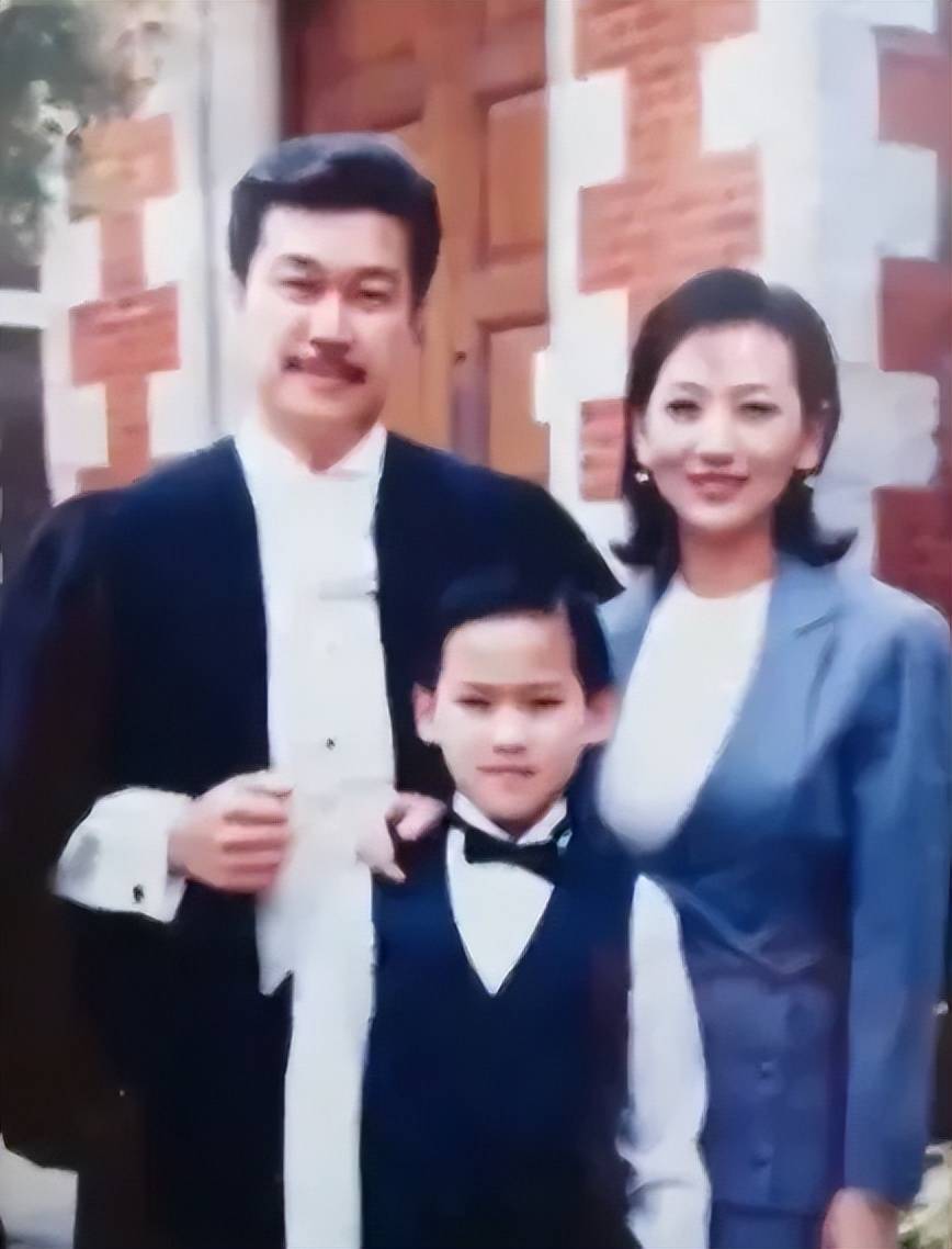 71岁赵雅芝三个儿子罕见曝光!她是漂亮妈妈,更是好妈妈