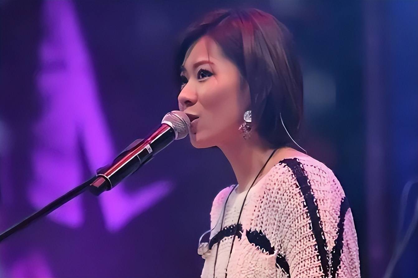 叶晴晴虽然有着才华,又有着令人惊艳家族背景,但是她为人却是十分低调