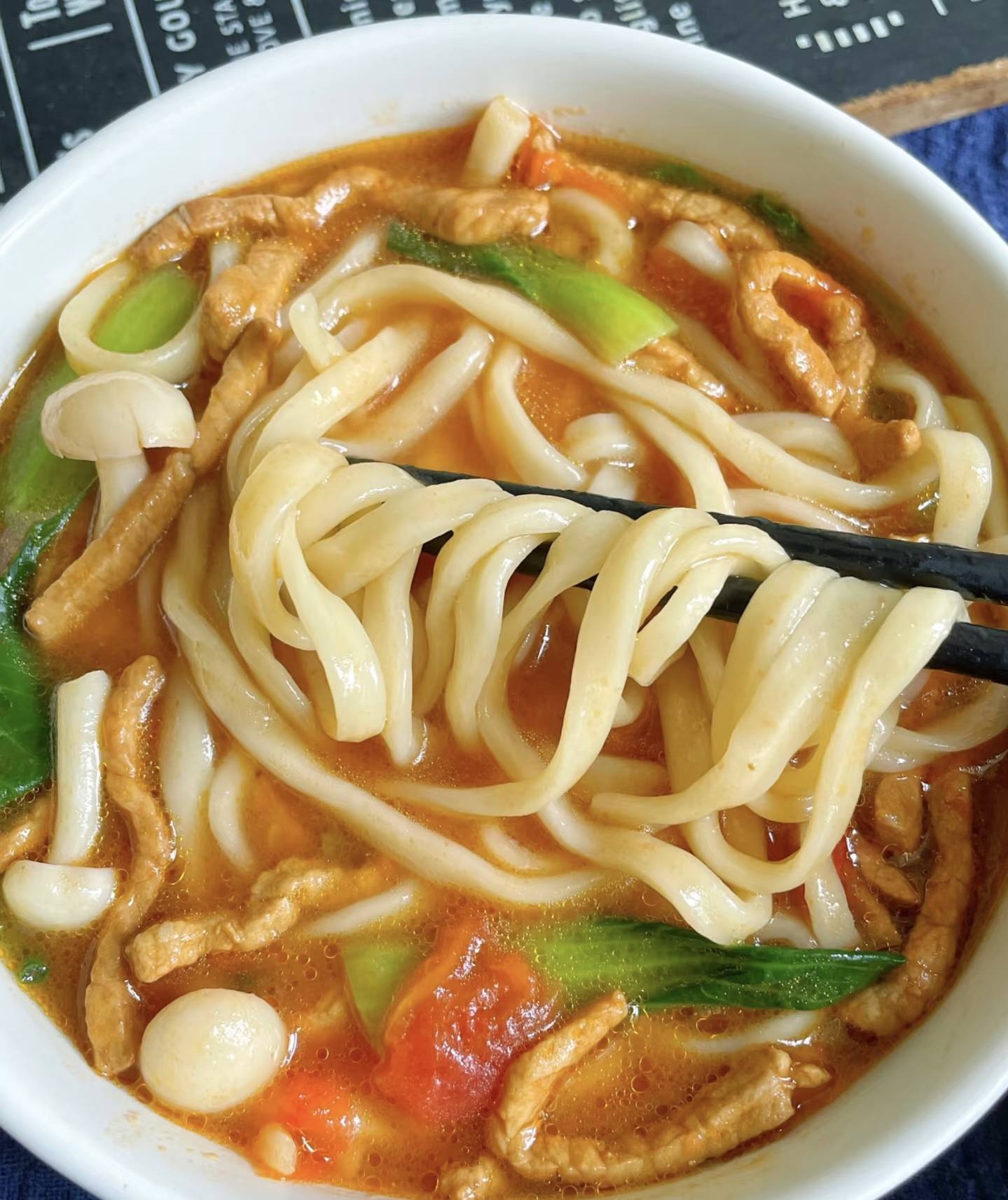 馋哭了!在家轻松做的番茄肉丝面,一口爱上