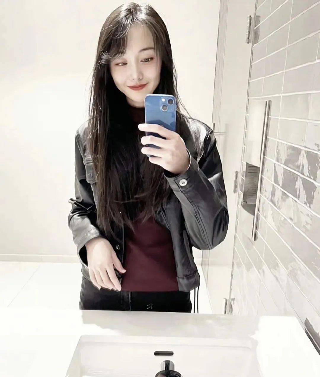 33岁郑爽新年美国晒自拍,穿红秋衣配皮衣,做普通人依旧很潇洒!