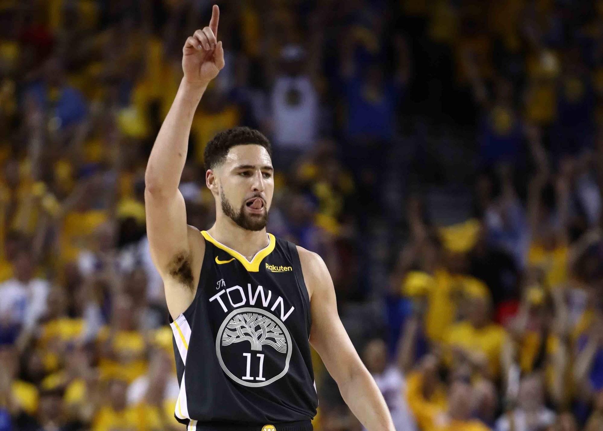 都是35岁,汤普森年薪1587万,哈登3365万,巴特勒人生赢家