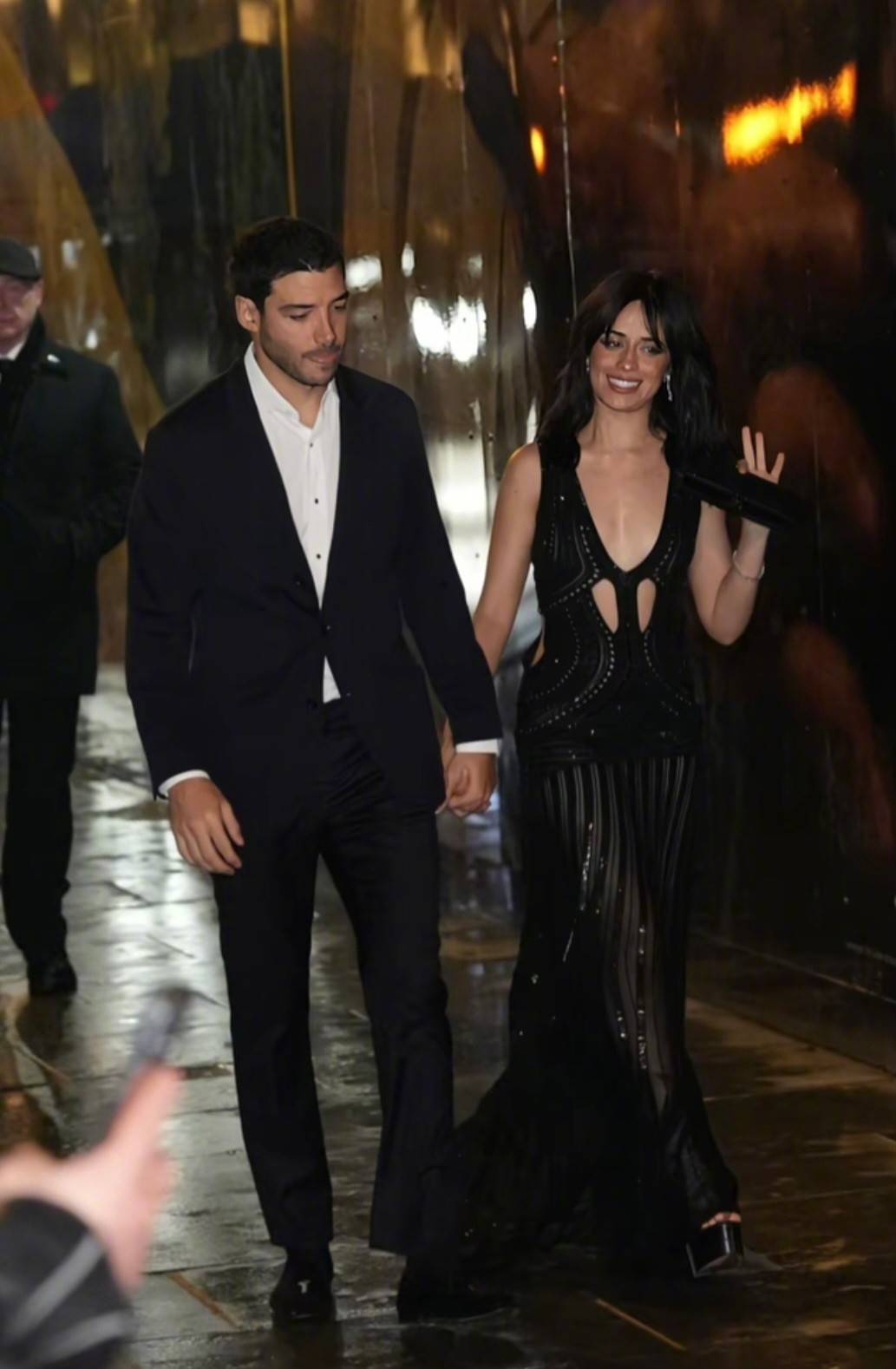 炸裂!卡妹与亿万富翁男友首公开同框,黑色系造型甜煞众人