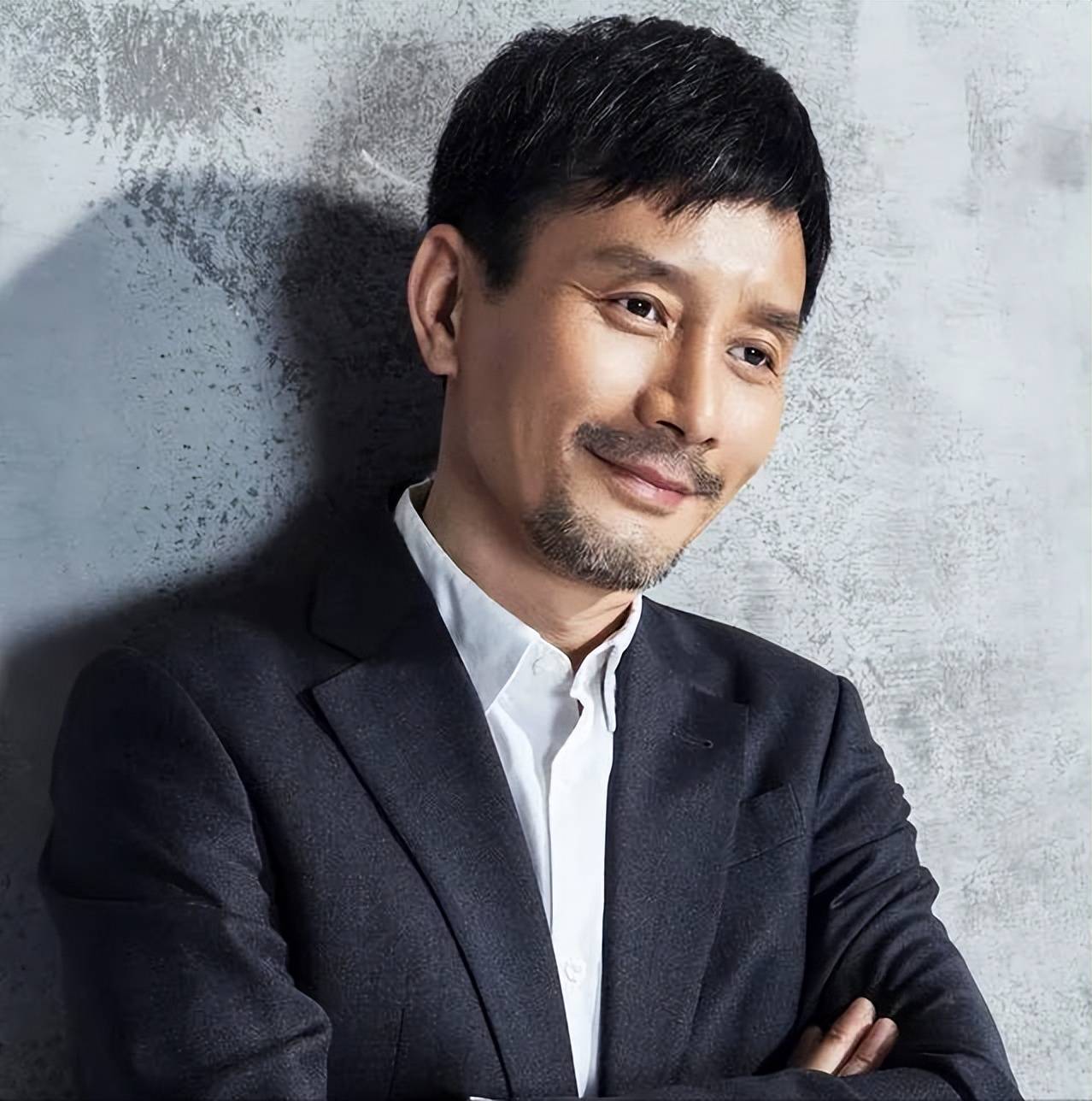 原创江珊和田小洁逛街背超大购物袋素颜看着仍比老公年轻十几岁