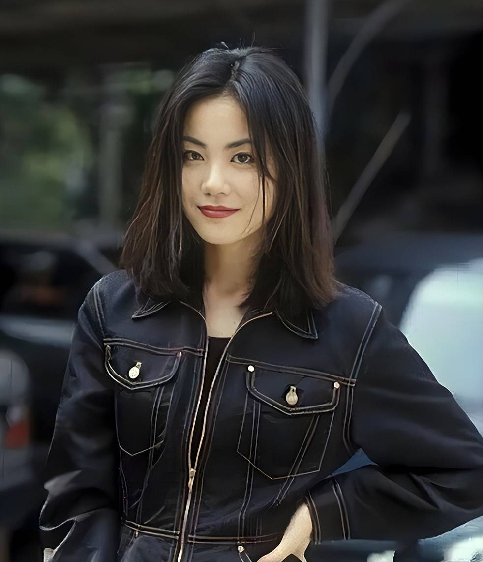 本该幸福的二人世界却多了一个人,王菲认识窦唯的时候,她还是栾树的女