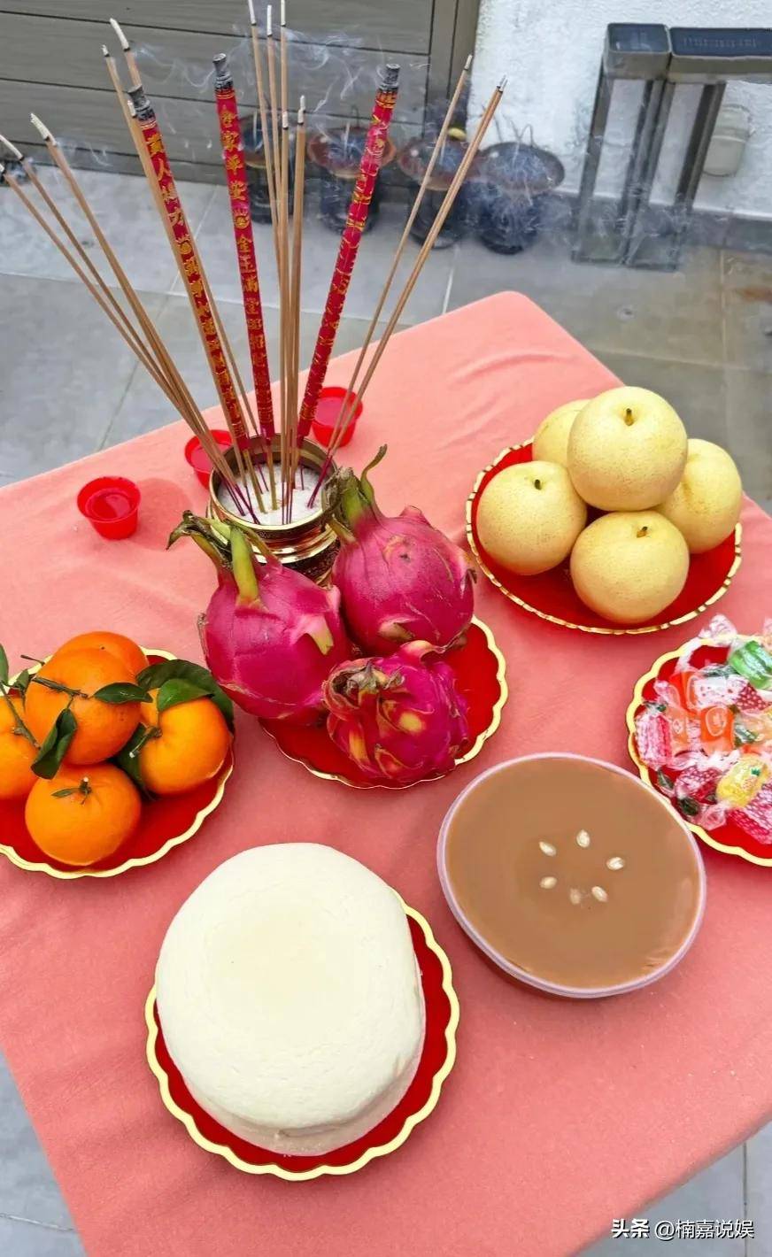 胡杏儿随李承德返乡祖,一家子穿唐装很正式,财丁兴旺具象化