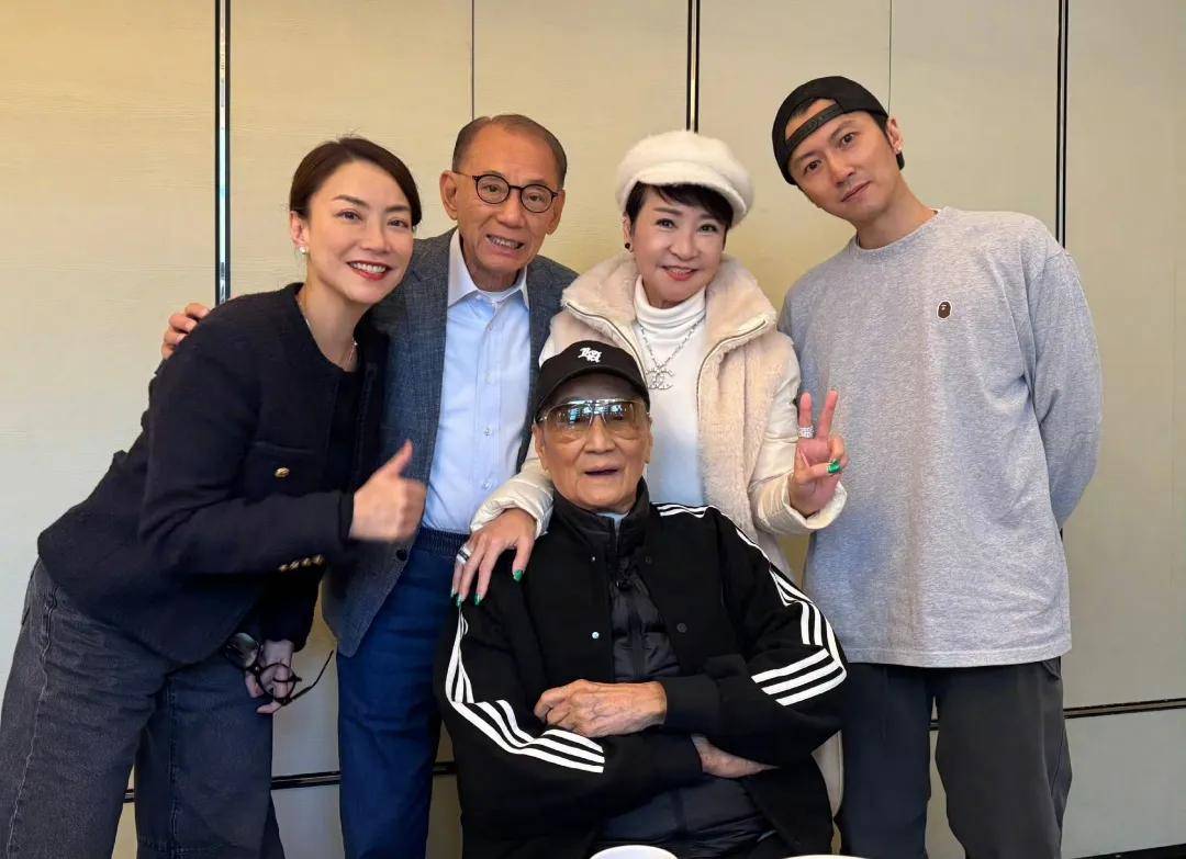 谢霆锋一家与杨受成和霍汶希聚会!狄波拉比剪刀手,五人画面温馨