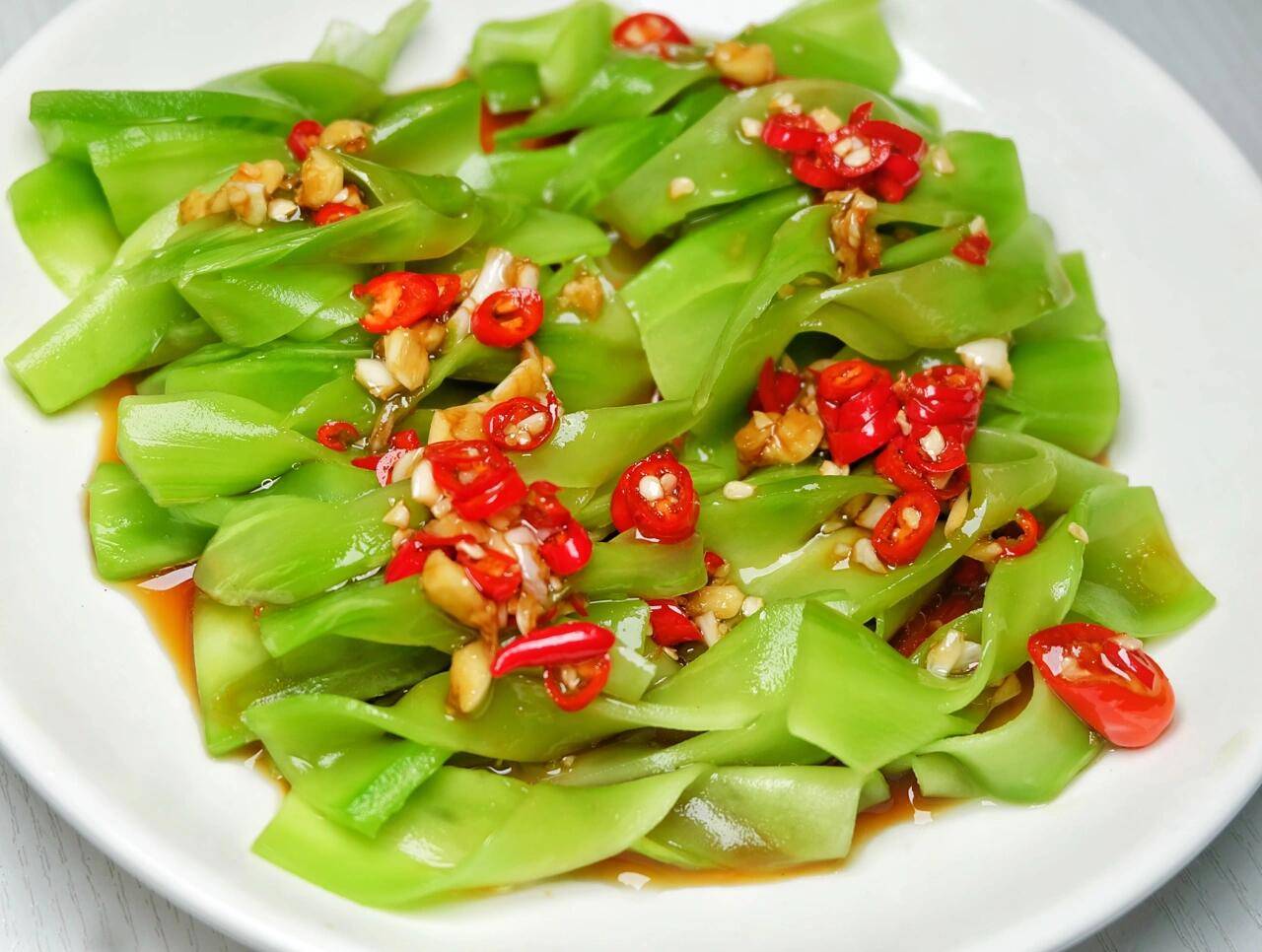 夏日清新解暑丨—凉拌莴苣的做法