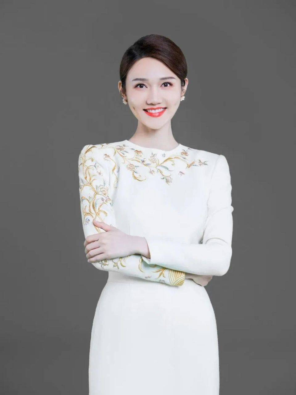 央视春晚主持人龙洋:被称"董卿接班人",35岁4次登上春晚,问及择偶标准