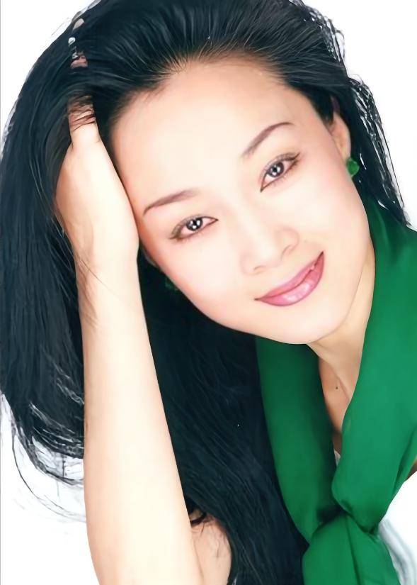 他在舞台上闪闪发光的同时,妻子赵丽萍作为一名独舞演员也是广受好评