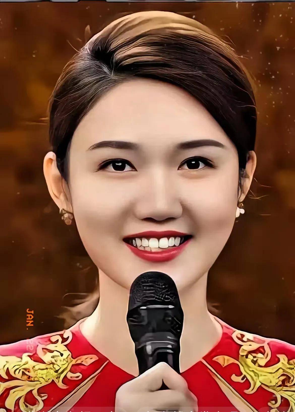 主持人龙洋简介(龙洋一家四口照片高清)