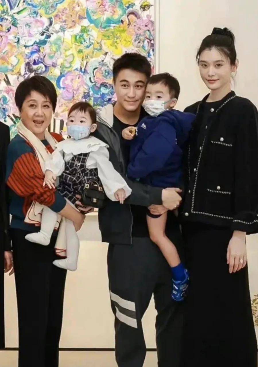 八卦媒体曝奚梦瑶身家百亿不躺平,还在拍戏接广告,去北大进修