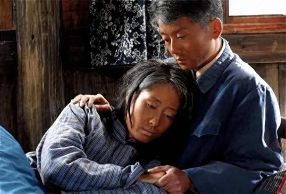 而电视剧版本,则通过更加细腻的刻画和丰富的视听语言,将这部经典之作