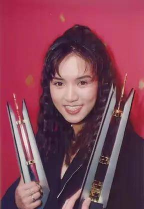 而主唱黎瑞恩也是红头半边天,那时候推出的《发誓》《爱你这样傻》