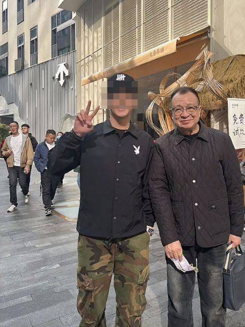 许绍雄一家现身街头开心与街坊合影 夫妻俩有夫妻相看着很甜蜜