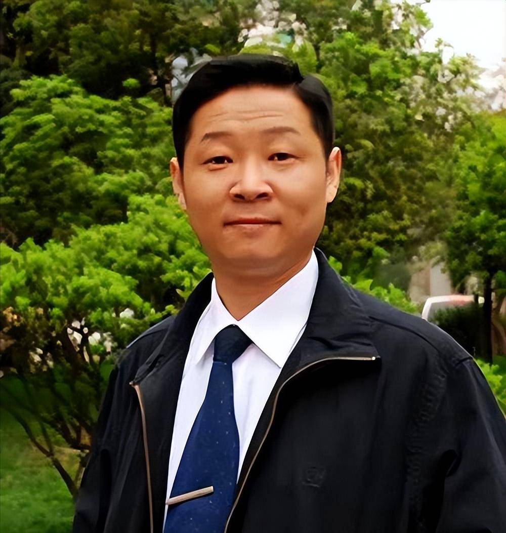 55岁赵亮带模特老婆深山养鸡16年满脸皱纹似老农他到底图啥