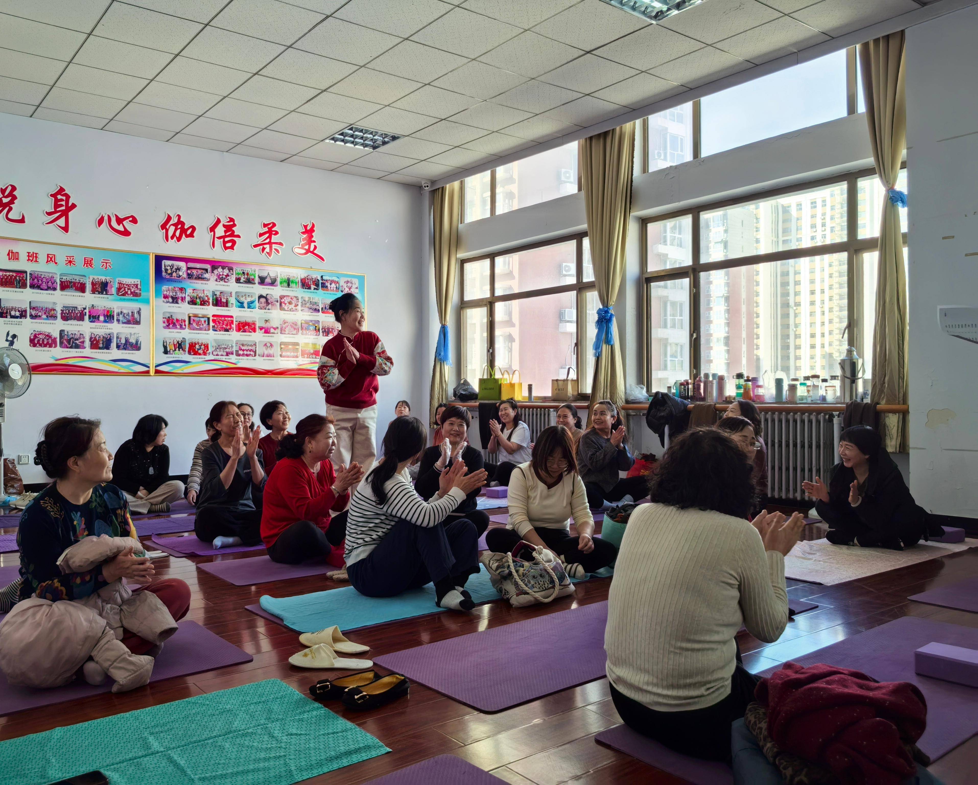 老年大学瑜伽班：相聚的喜悦与成长的期待，老年大学瑜伽班欢迎会：温馨满满