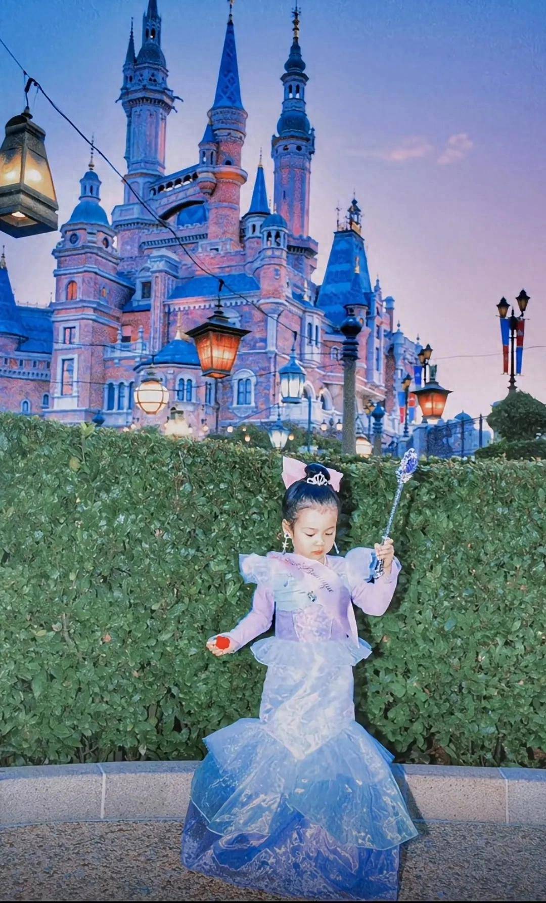 高斯还特意给女儿打扮了一番穿上了人鱼公主裙头发扎成丸子头还带