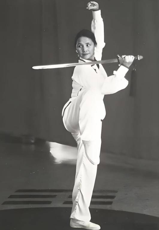 当时教她打戏的一位师父叫麦宝婵,京剧的唱念做打,惠英红学的极为认真