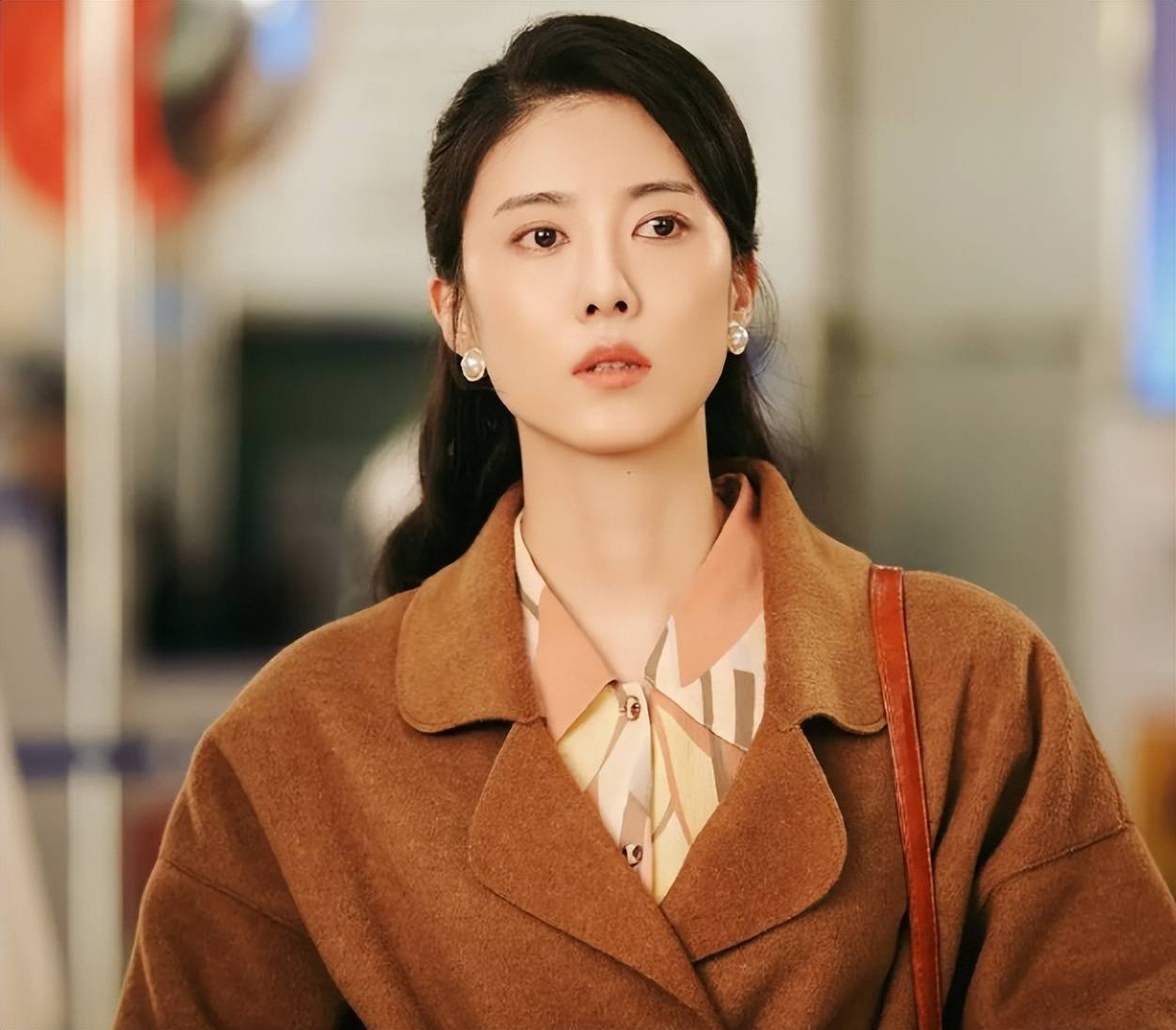 曹斐然的走红,恰恰说明了一个道理:真正的演员,不是靠滤镜和美颜,而是