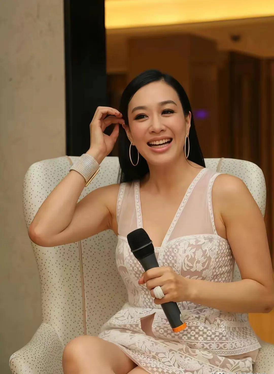 55岁的钟丽缇也老了,身材走形,面容饱满,但还是止不住多看看!