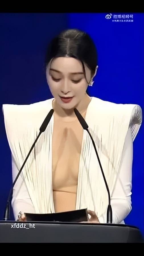 范冰冰现身柏林影展颁奖活动中衣着曝光