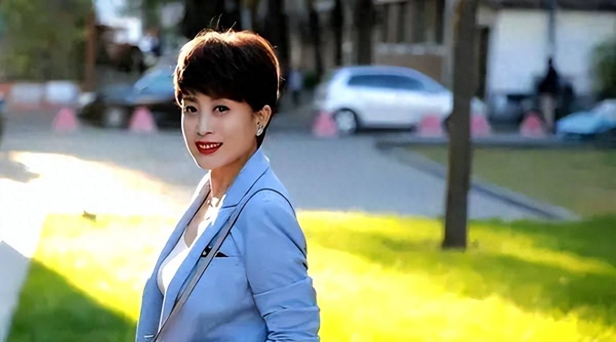 她演技好,长得漂亮,戏中是妈妈专业户,戏外却与小丈夫不生孩子_赵倩