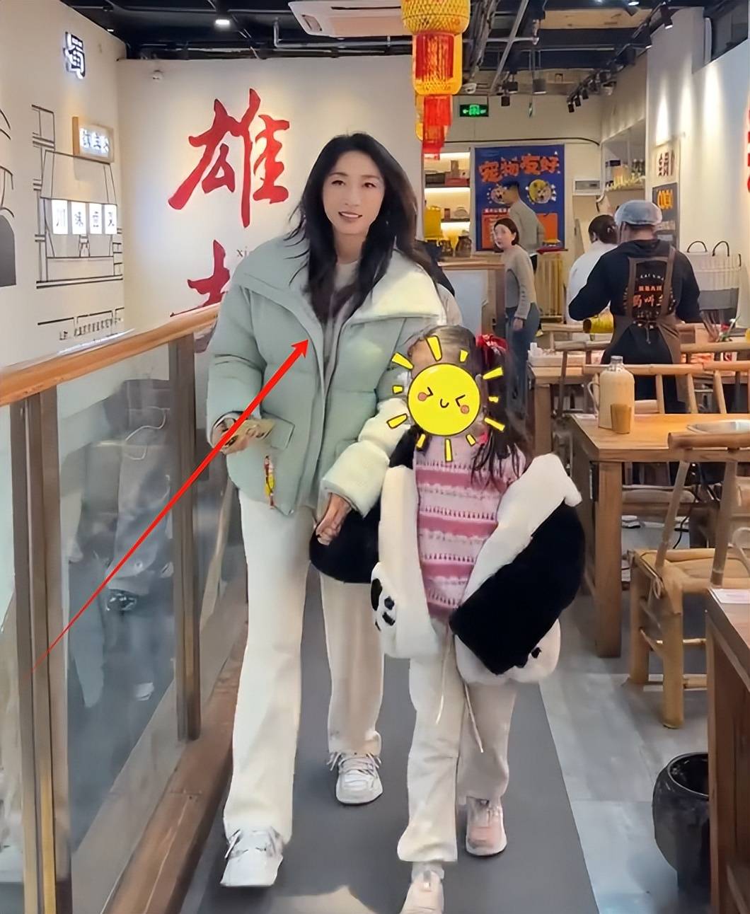 孙红雷一家3口与老外聚餐,妻子王骏迪身材高挑,7岁女儿完美遗传