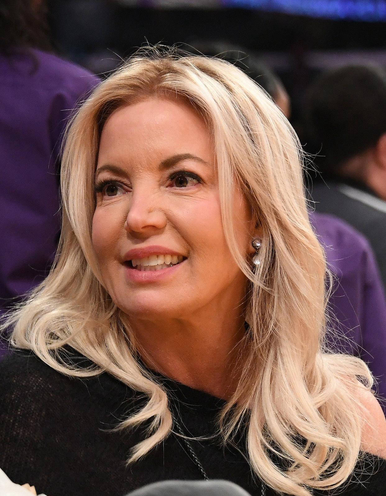 珍妮巴斯回忆录科比退役后的湖人危机与我的救赎之路