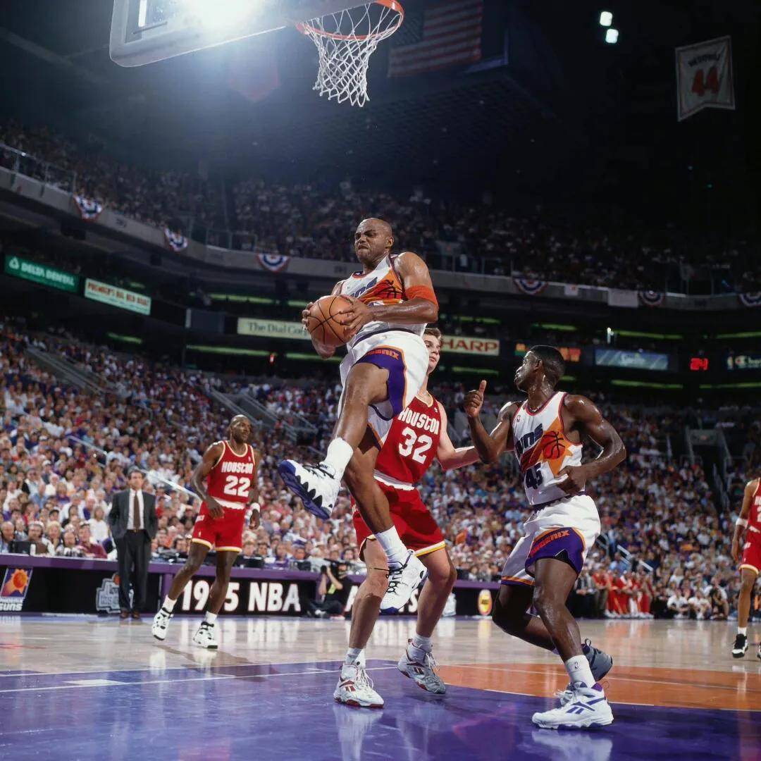 1993年巴克利力压乔丹当选mvp,乔丹总决赛场均41 8 6,巴克利呢
